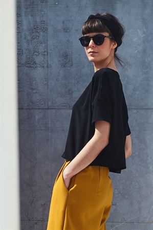 Picture of minimal boxy top in black