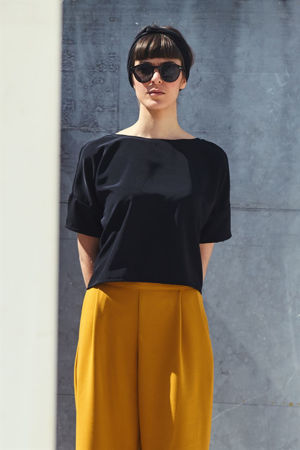 Picture of minimal boxy top in black