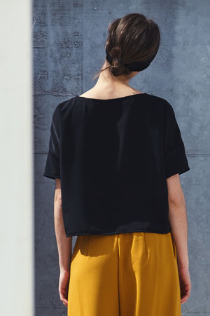 Picture of minimal boxy top in black