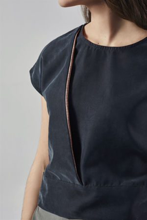 Picture of diagonal loose top in black-pink