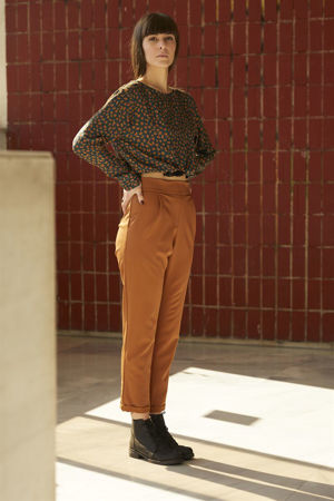 Picture of high waist carrot pants in cinnamon