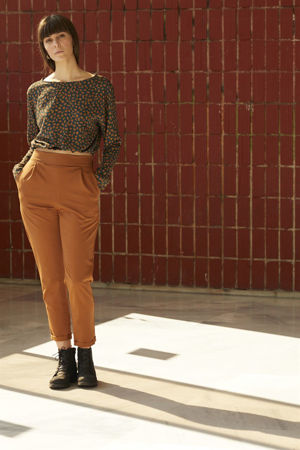 Picture of high waist carrot pants in cinnamon