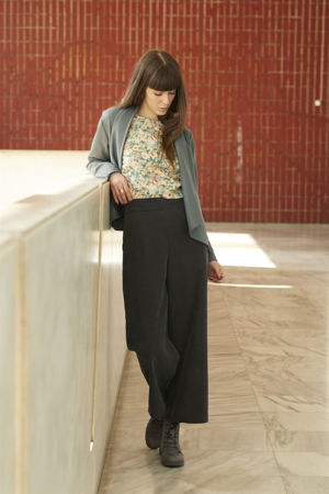 Picture of high waist pants in coal grey