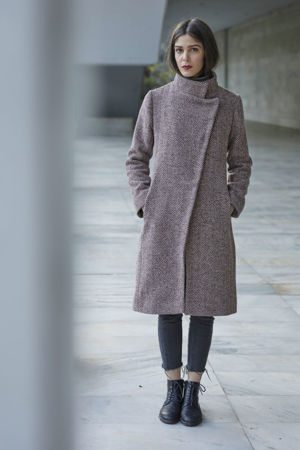 Picture of the diagonal fitted coat in pink herrigbone