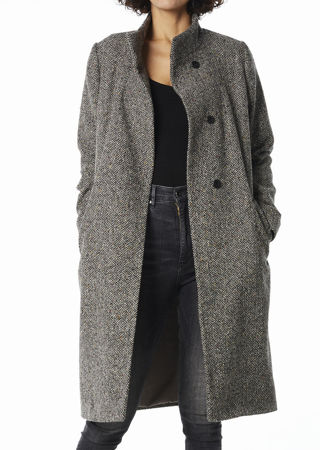 Picture of the "JUST" coat in black - white herringbone