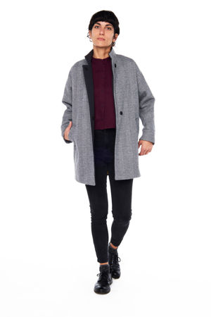 Picture of the "cocoon" coat in white black herringbone