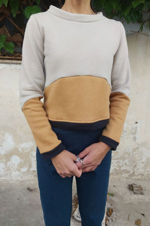 Picture of curves top in white mustard