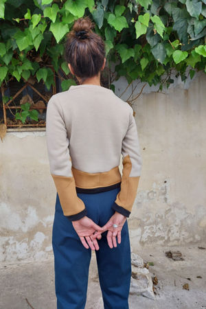Picture of curves top in white mustard