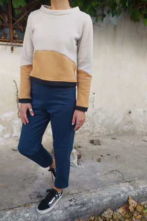 Picture of curves top in white mustard