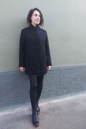 Picture of "curves" coat in black