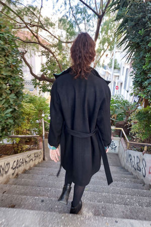 Picture of the "kimono" coat in black geometric