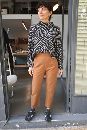 Picture of basic pants in ochre brown