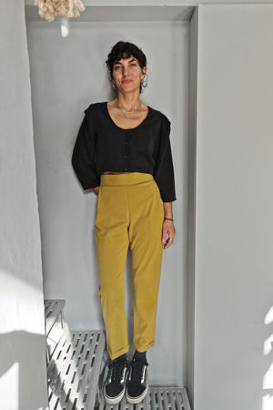 Picture of pleated pocket pants in lime