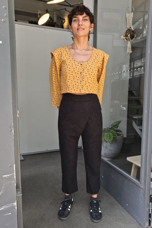 Picture of poor things mustard black