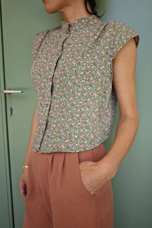 Picture of curves shirt  petite floral